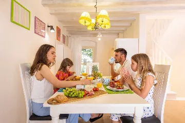 2-Bedroom Guest House for 4 in Veli Lošinj