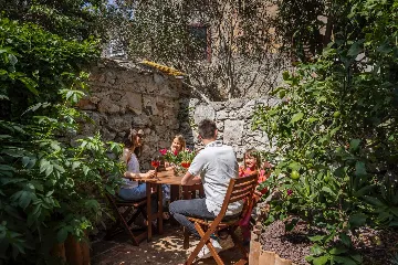 2-Bedroom Guest House for 4 in Veli Lošinj