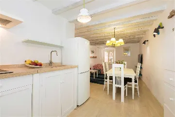 2-Bedroom Guest House for 4 in Veli Lošinj