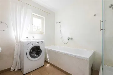 2-Bedroom Guest House for 4 in Veli Lošinj