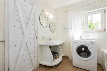 2-Bedroom Guest House for 4 in Veli Lošinj