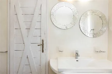 2-Bedroom Guest House for 4 in Veli Lošinj