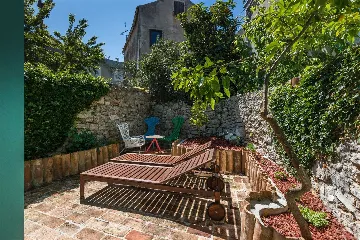 2-Bedroom Guest House for 4 in Veli Lošinj