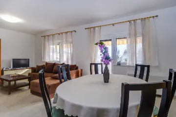 3-Bedroom Apartment for 6 Guests in Mali Lošinj