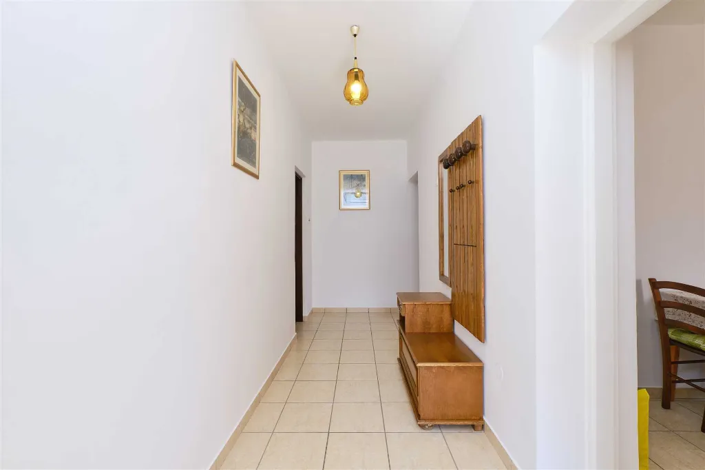Nerezine 2-Bedroom Apartment for 5 Guests