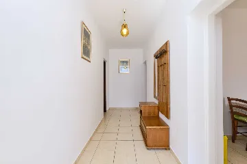 Nerezine 2-Bedroom Apartment for 5 Guests