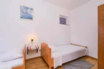 Nerezine 2-Bedroom Apartment for 5 Guests