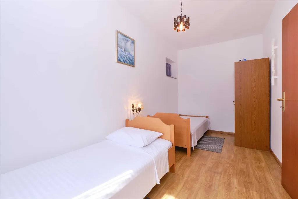 Nerezine 2-Bedroom Apartment for 5 Guests