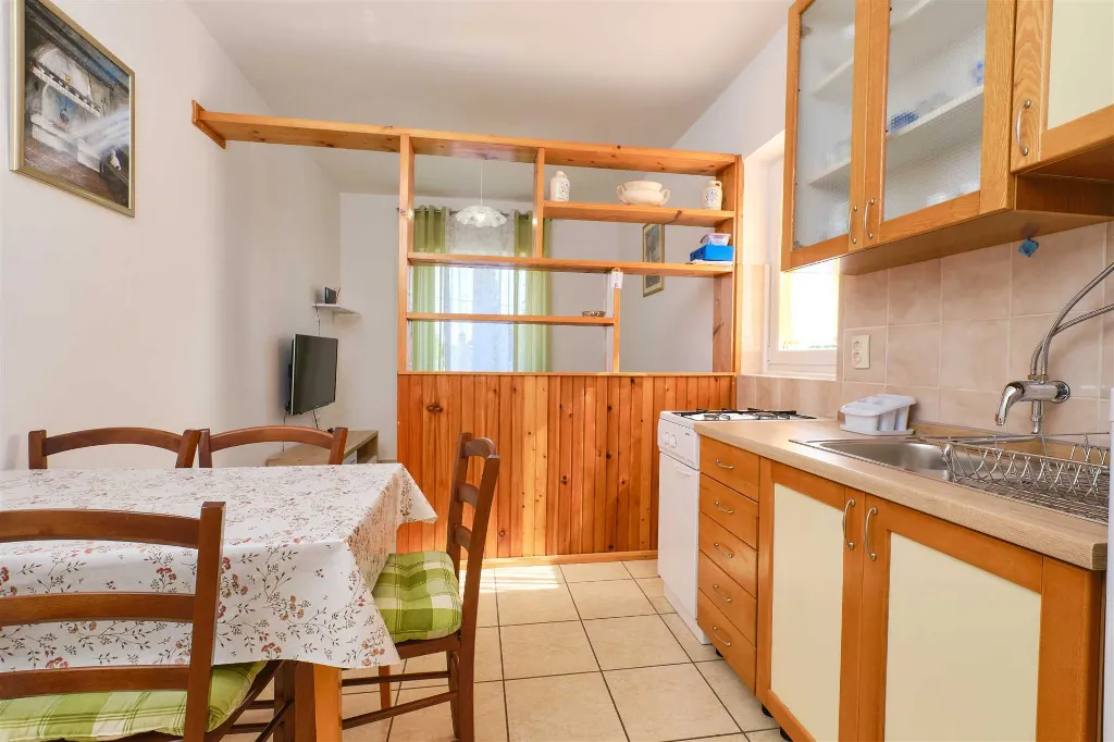 Nerezine 2-Bedroom Apartment for 5 Guests