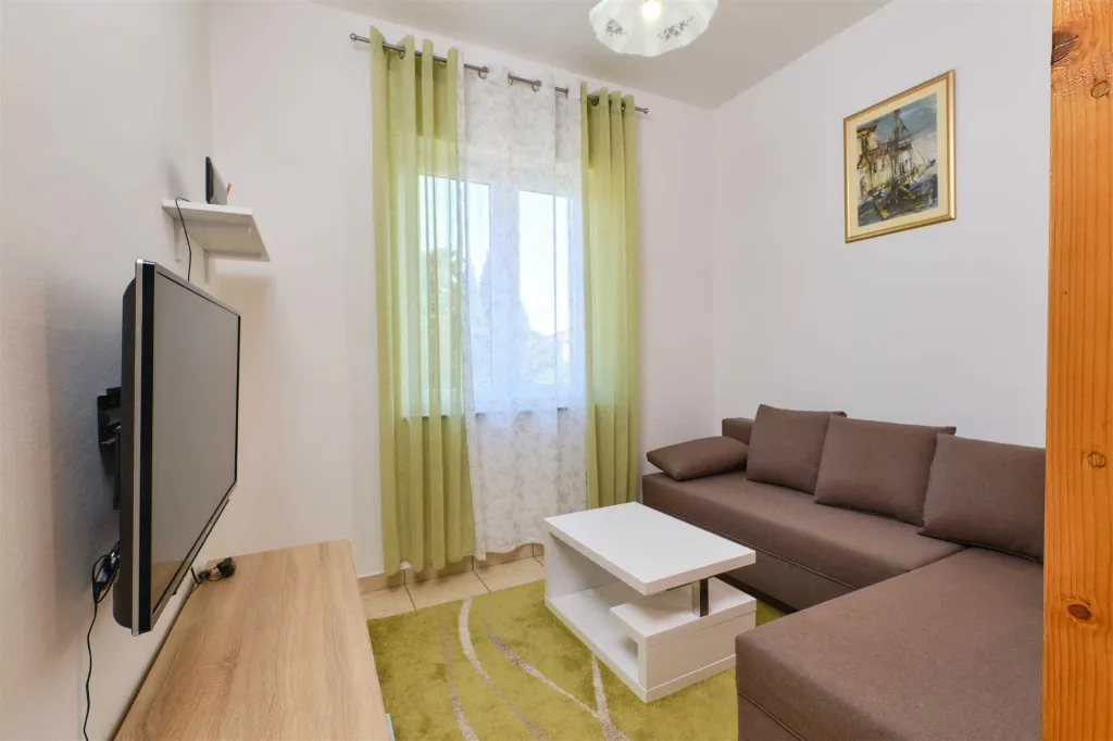 Nerezine 2-Bedroom Apartment for 5 Guests