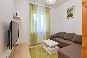 Nerezine 2-Bedroom Apartment for 5 Guests