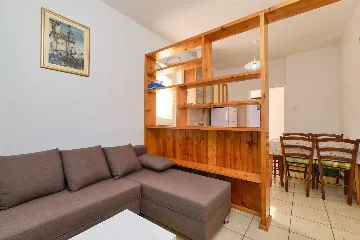 Nerezine 2-Bedroom Apartment for 5 Guests