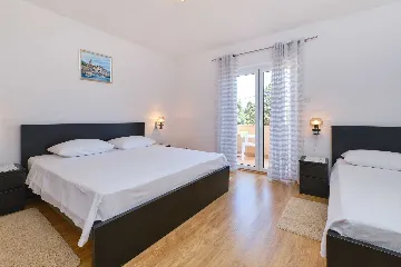 Nerezine 2-Bedroom Apartment for 5 Guests