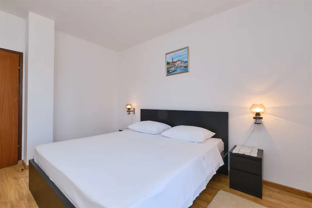 Nerezine 2-Bedroom Apartment for 5 Guests