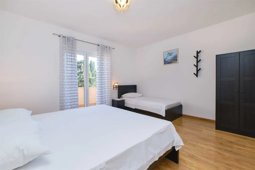 Nerezine 2-Bedroom Apartment for 5 Guests
