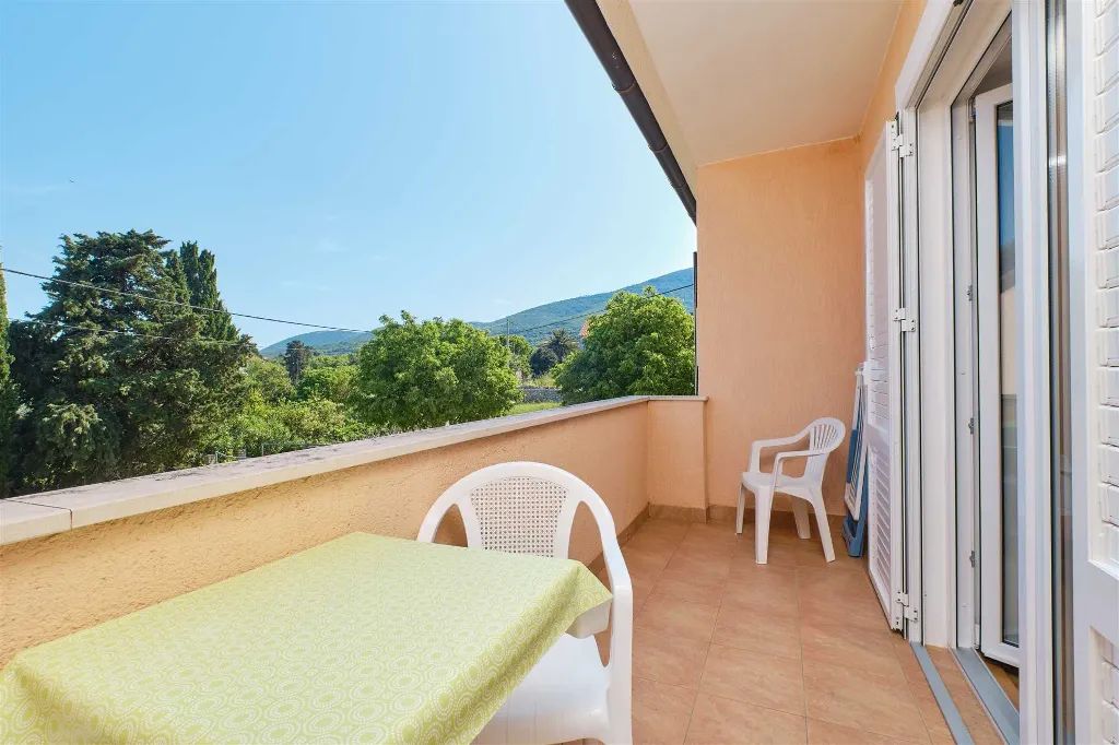 Nerezine 2-Bedroom Apartment for 5 Guests