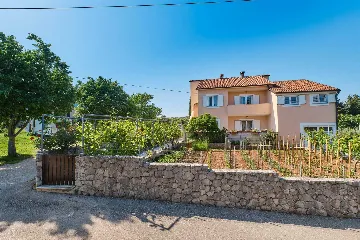 Nerezine 2-Bedroom Apartment for 5 Guests