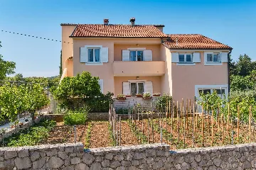 Nerezine 2-Bedroom Apartment for 5 Guests