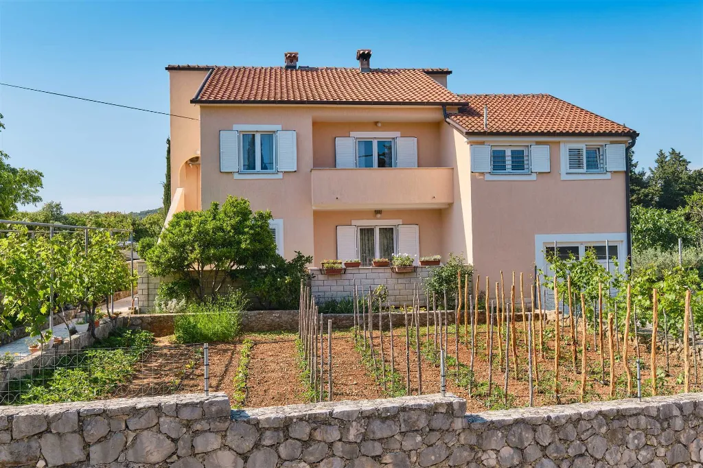 Nerezine 2-Bedroom Apartment for 5 Guests