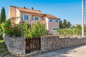 Nerezine 2-Bedroom Apartment for 5 Guests