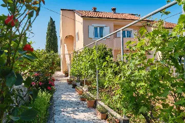 Nerezine 2-Bedroom Apartment for 5 Guests