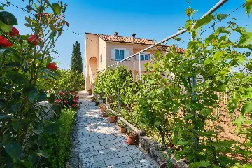 Nerezine 2-Bedroom Apartment for 5 Guests