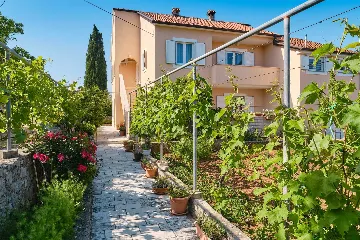 Nerezine 2-Bedroom Apartment for 5 Guests