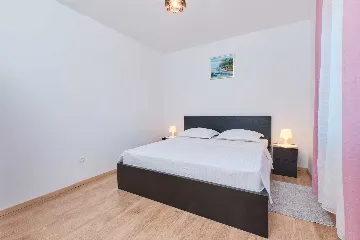 Nerezine 2-Bedroom Apartment for 4 Guests