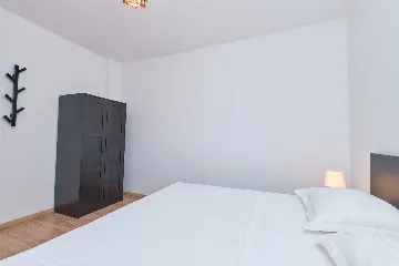 Nerezine 2-Bedroom Apartment for 4 Guests