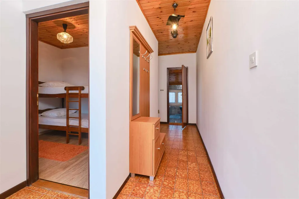 Nerezine 2-Bedroom Apartment for 4 Guests