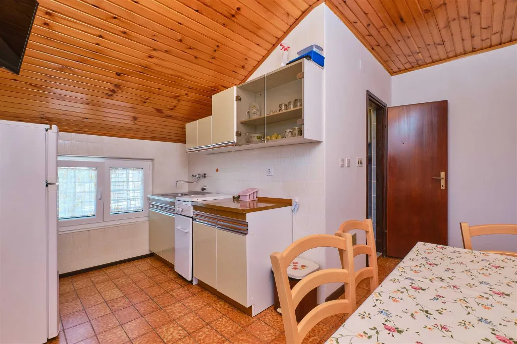 Nerezine 2-Bedroom Apartment for 4 Guests