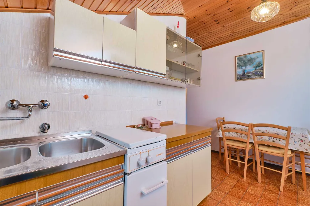 Nerezine 2-Bedroom Apartment for 4 Guests