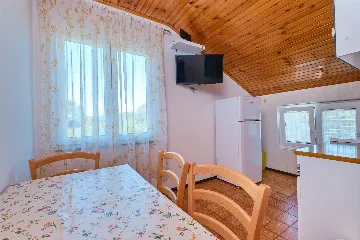 Nerezine 2-Bedroom Apartment for 4 Guests