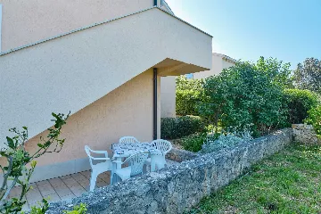 Nerezine 2-Bedroom Apartment for 4 Guests