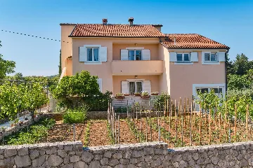 Nerezine 2-Bedroom Apartment for 4 Guests