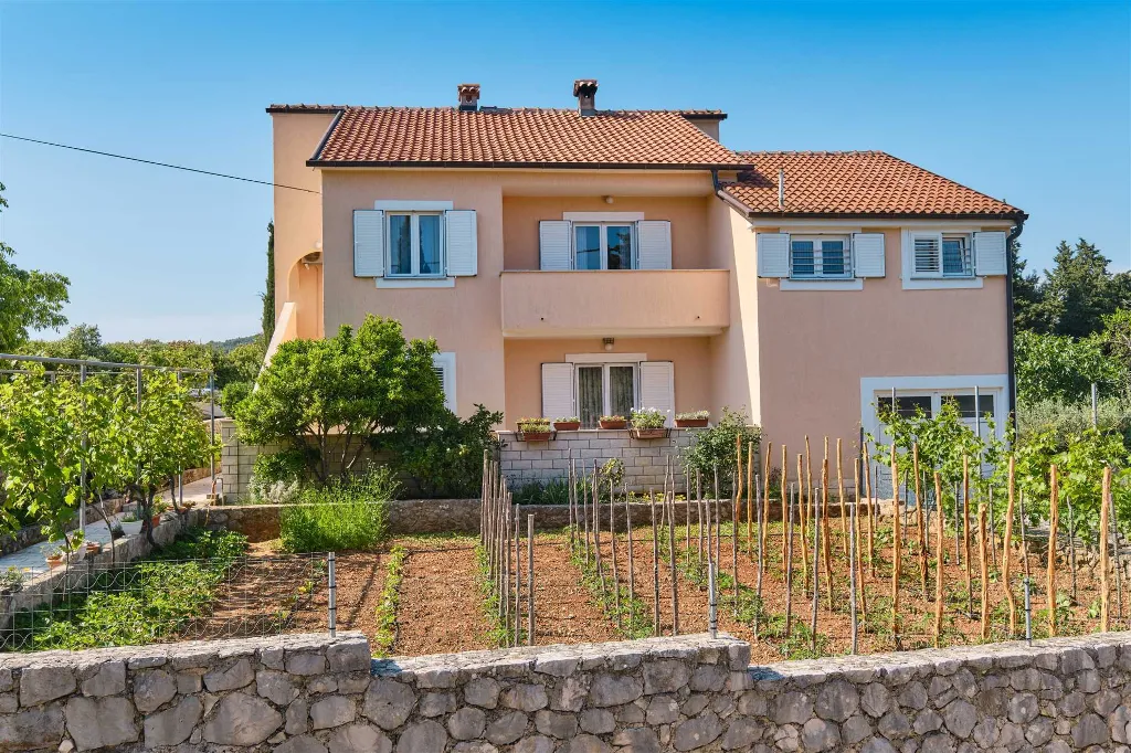 Nerezine 2-Bedroom Apartment for 4 Guests