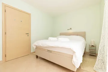 Air-Conditioned Apartment in Mali Lošinj (2–3)