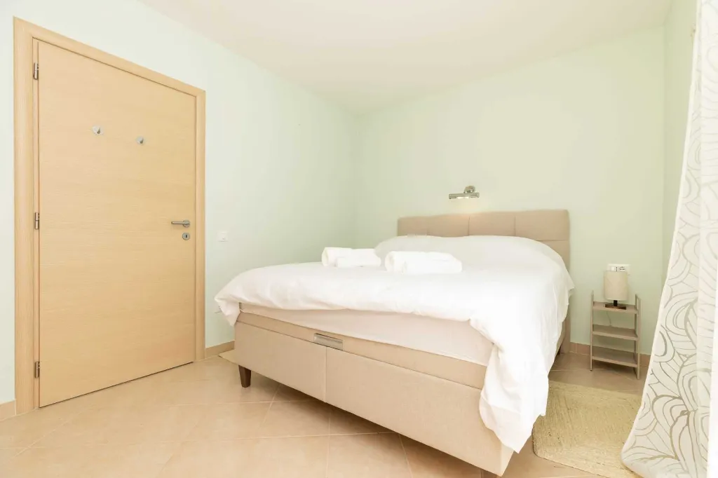 Air-Conditioned Apartment in Mali Lošinj (2–3)