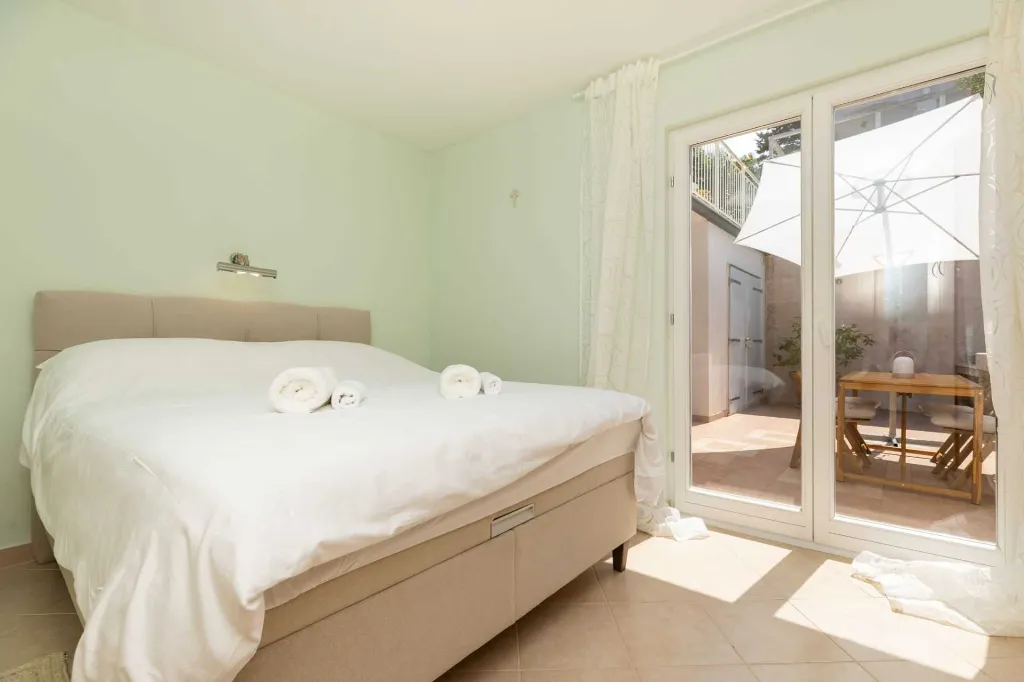 Air-Conditioned Apartment in Mali Lošinj (2–3)