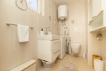 Air-Conditioned Apartment in Mali Lošinj (2–3)