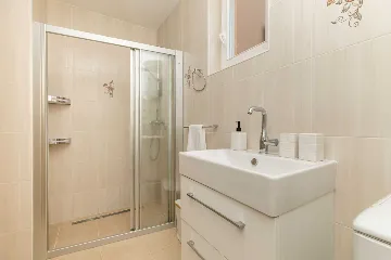 Air-Conditioned Apartment in Mali Lošinj (2–3)