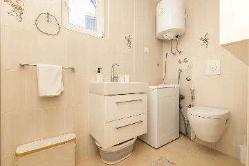 Air-Conditioned Apartment in Mali Lošinj (2–3)