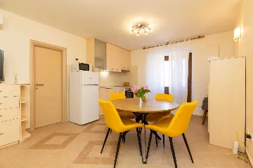 Air-Conditioned Apartment in Mali Lošinj (2–3)