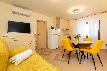 Air-Conditioned Apartment in Mali Lošinj (2–3)