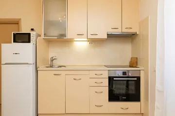 Air-Conditioned Apartment in Mali Lošinj (2–3)