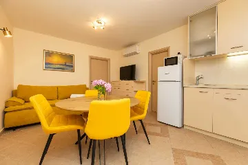 Air-Conditioned Apartment in Mali Lošinj (2–3)