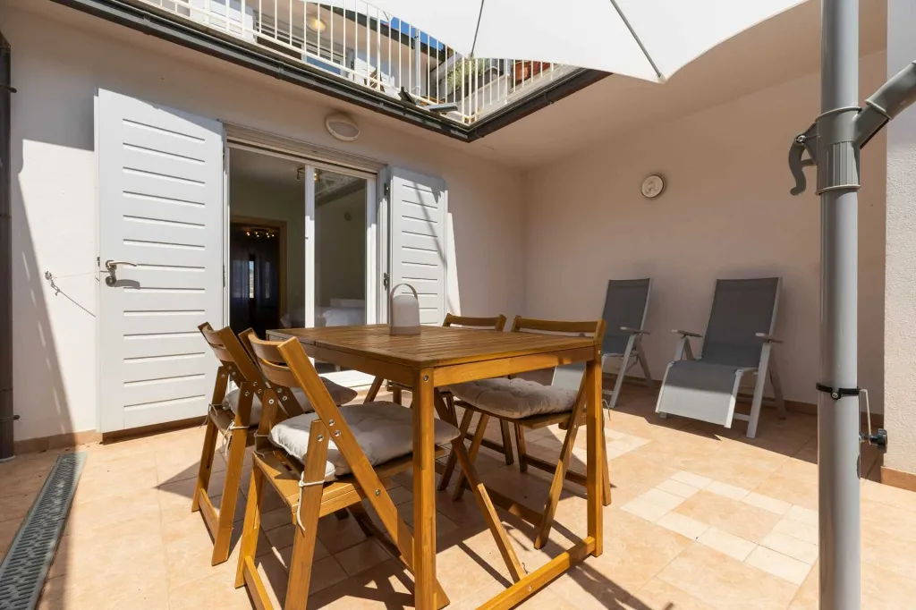 Air-Conditioned Apartment in Mali Lošinj (2–3)