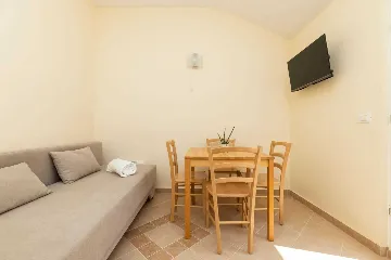 One-Bedroom Apartment in Mali Lošinj for Up to 3