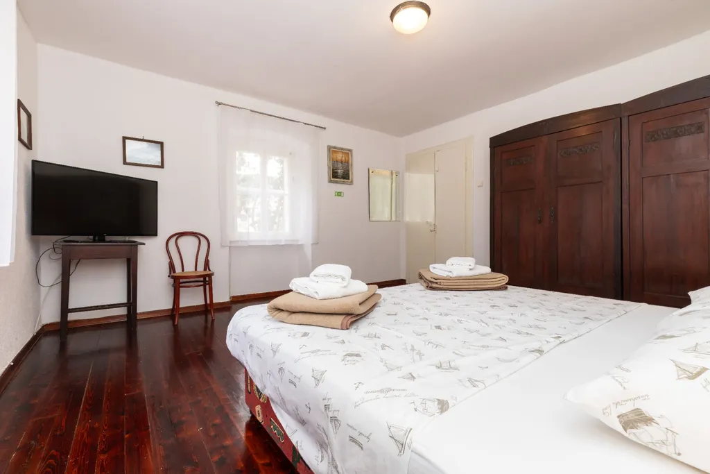 Veli Lošinj Guest House with 3 Bedrooms for 8