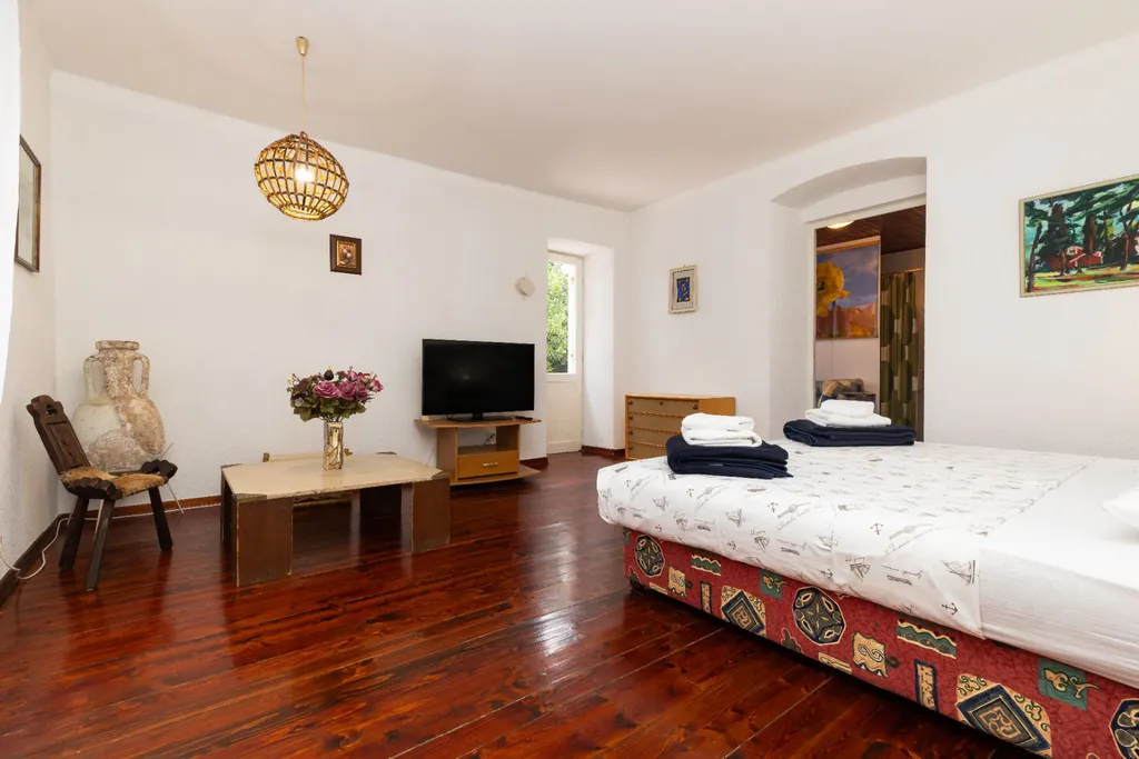 Veli Lošinj Guest House with 3 Bedrooms for 8